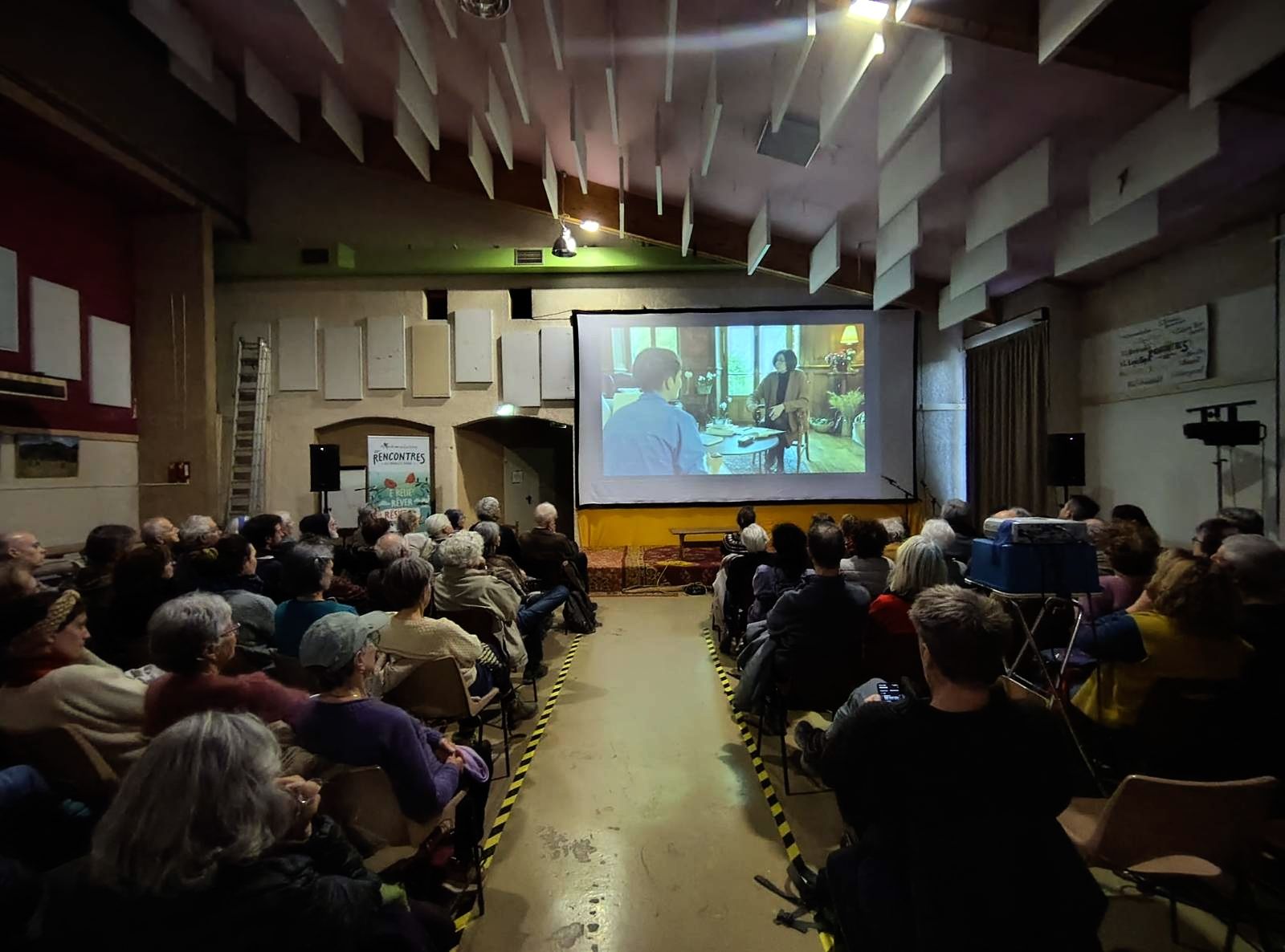 Projection-débat dans une salle de cinéma indépendante
